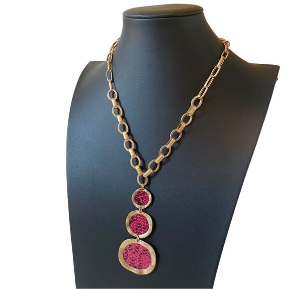 Hammered Matte Gold Tone Graduated Circle Drop Necklace. - Picture 3 of 5